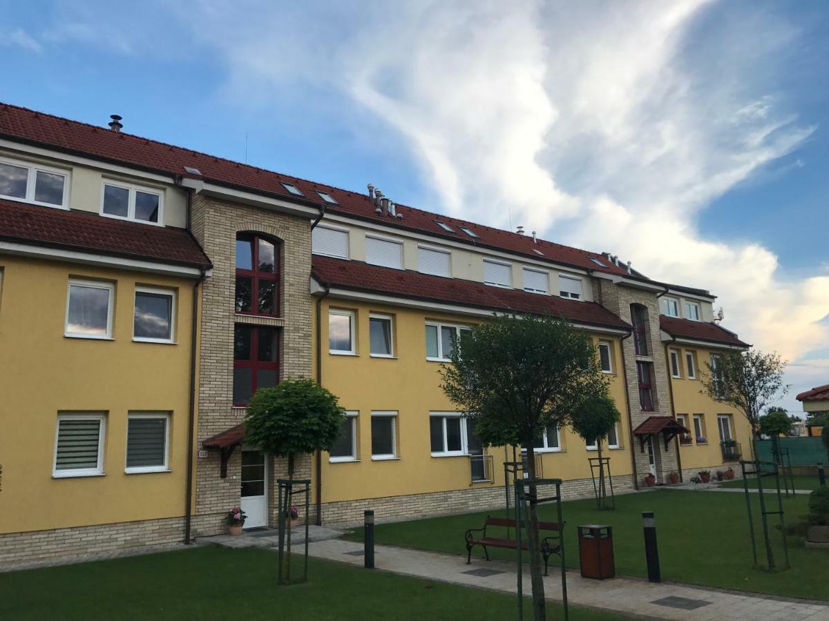 Prestige Apartment Komárno Esterno foto